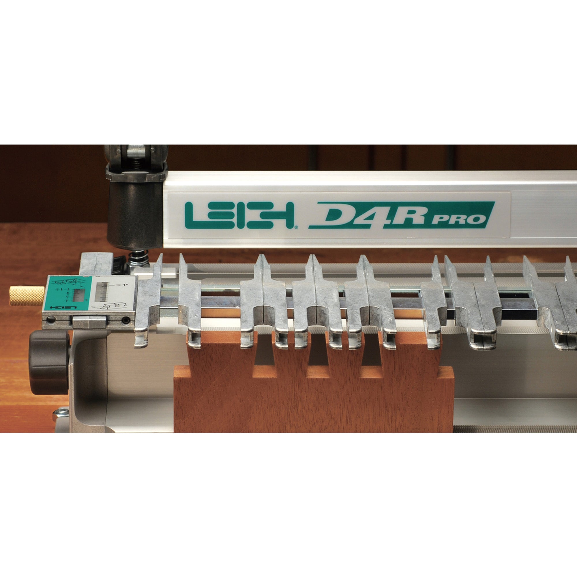 Leigh D4R Pro Dovetail Jig with VRS D24 Accessory Kit
